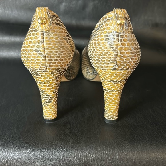 NEW NEVER WORN  Stuart Weitzman Logo Plainfield Peep Toe Pumps Size 7.5 - Picture 4 of 11